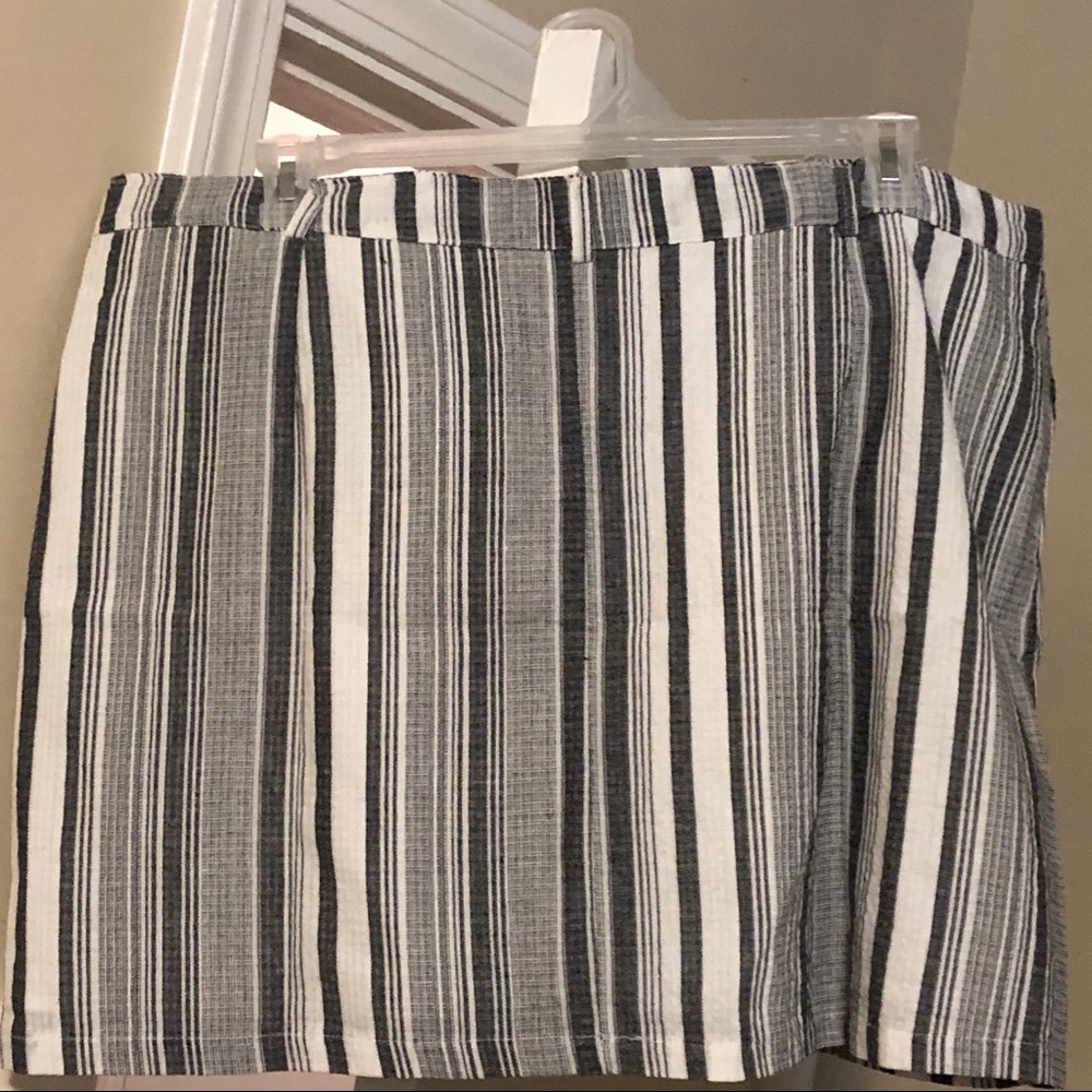 Button-Front Mini Skirt - Picture 4 of 5
